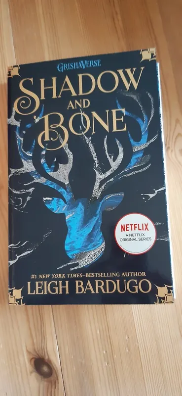Tijdelijk Beschikbaar Shadow and Bone - Leigh Bardugo