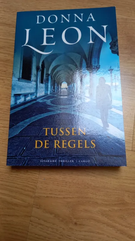 Gecertificeerd Tussen de regels - Donna Leon