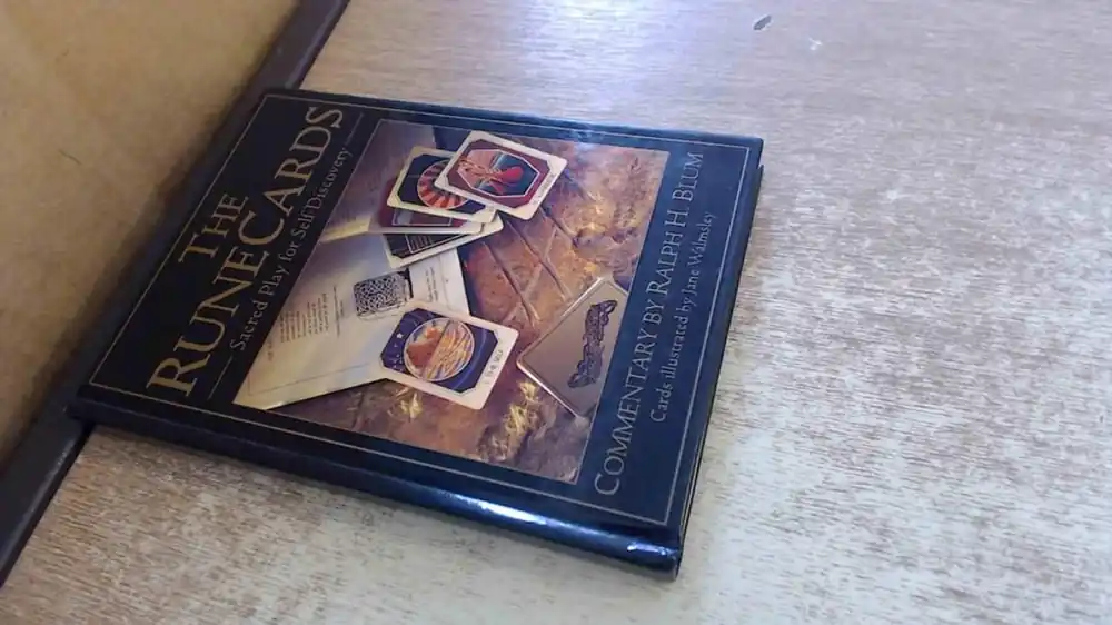 THE RUNE CARDS: Sacred Play for Self Discovery - Ralph Blum Gratis Verzending